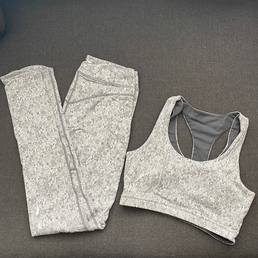 Gymshark Fluer Texture Sports Bra and Leggings. Color: Charcol Marl. Size: Small